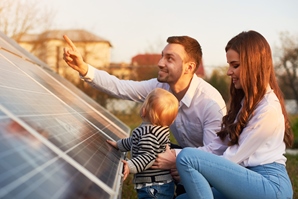 E-Mobility Photovoltaik-LP_Familie vor Solaranlage