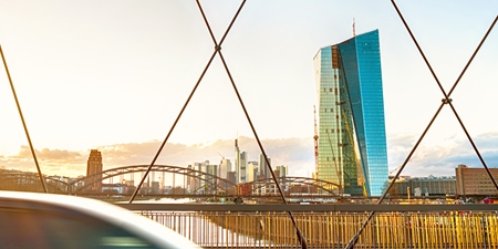 Blick an einer Brücke auf die neue Europäische Zentralbank und die Skyline von Frankfurt.